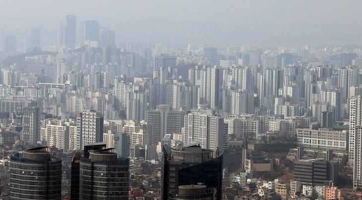 서울 아파트값은 2월 둘째주에 0.22% 상승, 53주째 상승세를 보였다. 사진은 서울 남산에서 바라본 아파트 단지 일대. 연합뉴스