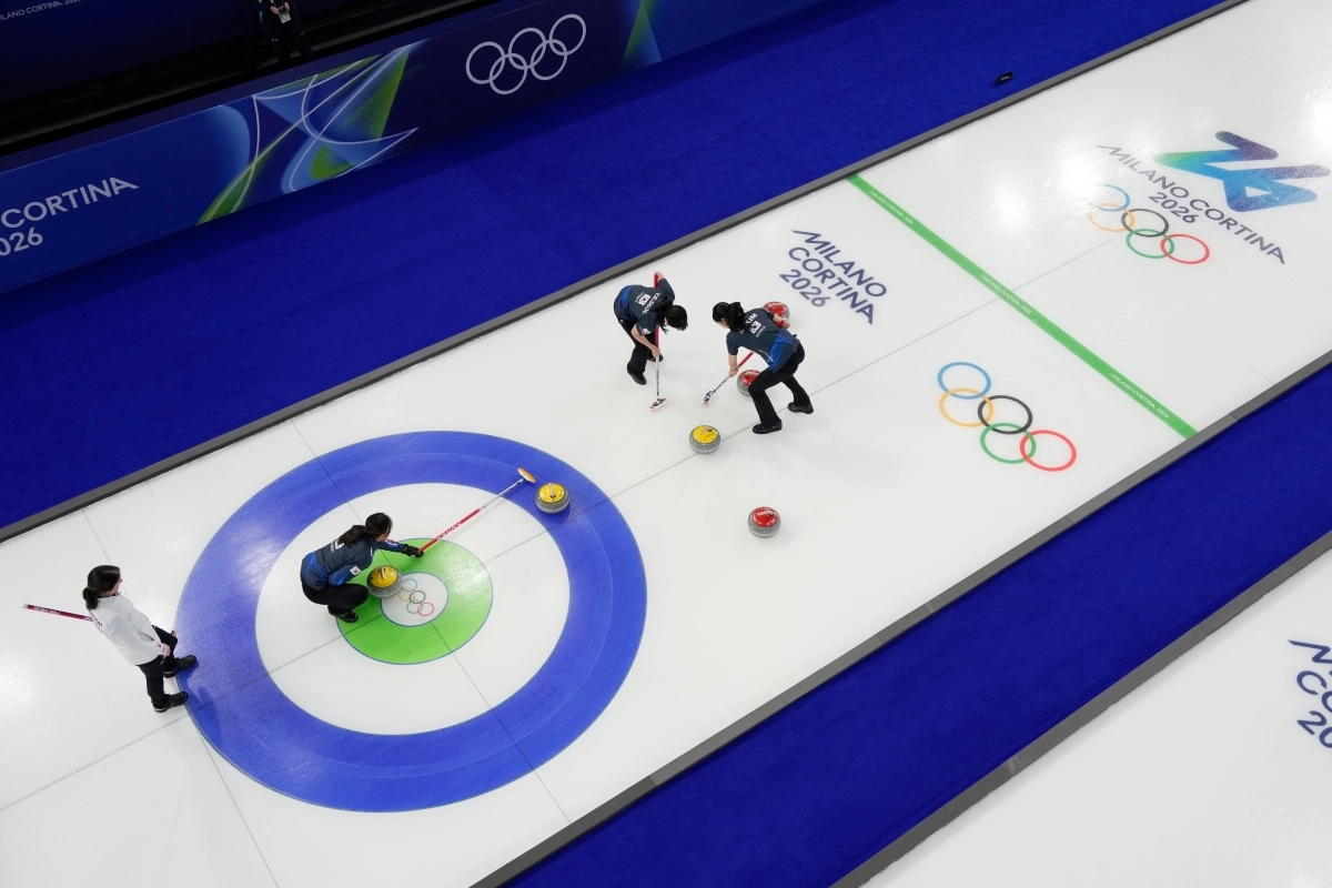 대한민국 여자 컬링 대표팀 선수들이 12일(한국시간) 이탈리아 코르티나담페초 컬링 올림픽 스타디움에서 열린 2026 밀라노·코르티나 동계 올림픽 여자 컬링 라운드로빈 1차전 미국전에서 경기에 집중하고 있다. 한국 대표팀은 미국에게 4-8로 역전패했다. 코르티나담페초 AP 연합뉴스