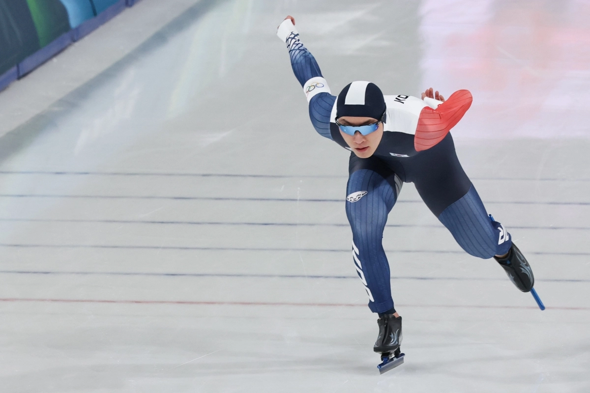 한국 스피드스케이팅 국가대표 구경민이 12일(한국시간) 이탈리아 밀라노 스피드스케이팅 스타디움에서 열린 2026 밀라노·코르티나담페초 동계올림픽 남자 1000m 경기에서 질주하고 있다. 밀라노 연합뉴스