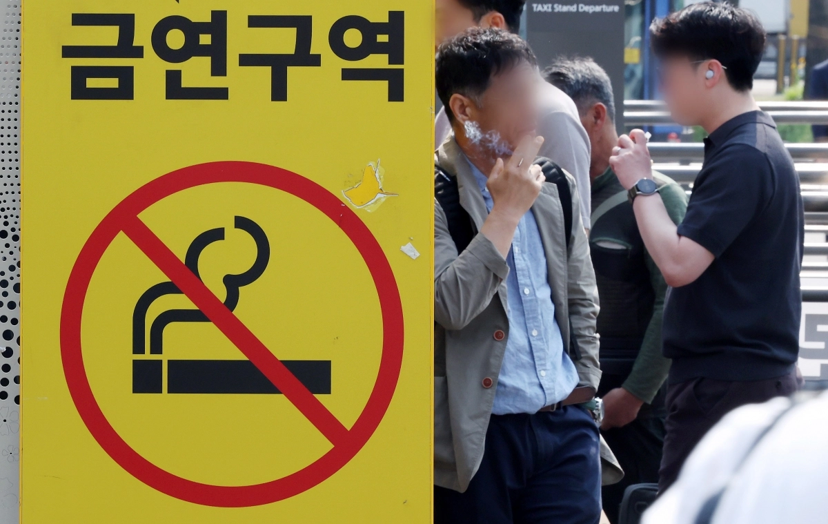 2025년 5월 서울역 흡연실에서 시민들이 담배를 피우고 있다. 뉴스1