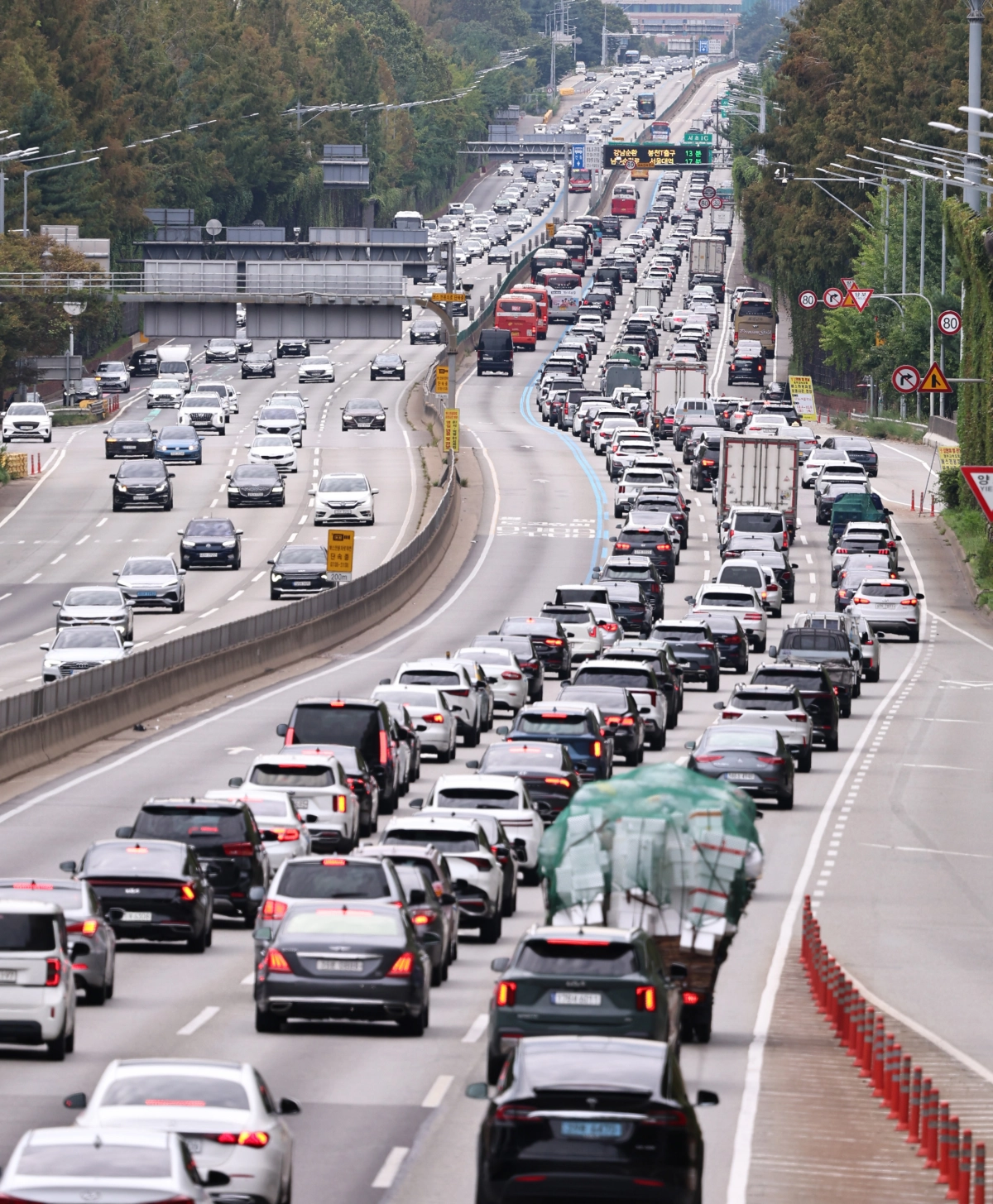지난해 추석 연휴 연휴 마지막 날인 10월 9일 서울 서초구 잠원IC 인근 경부고속도로에서 차량들이 서행하고 있다. 뉴스1