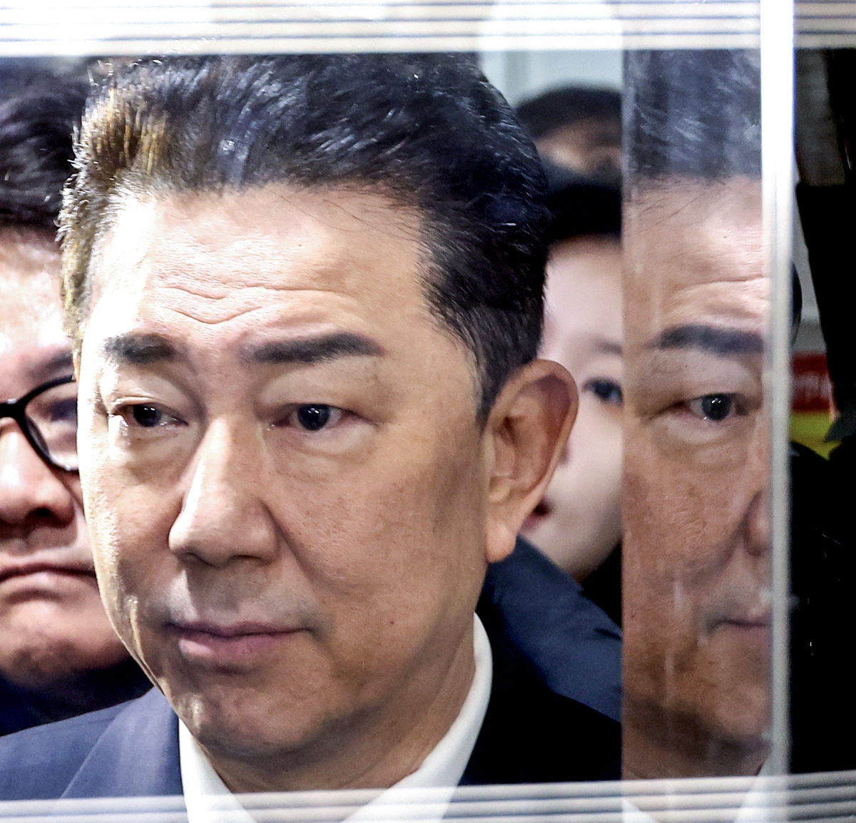 각종 의혹으로 당 윤리심판원으로부터 제명 결정 처분을 받은 더불어민주당 김병기 의원이 19일 국회 소통관에서 기자회견을 열고 “재심을 신청하지 않고 (당을) 떠나겠다”고 밝힌 뒤 엘리베이터를 타기 위해 기다리고 있다. 2026.1.19 연합뉴스