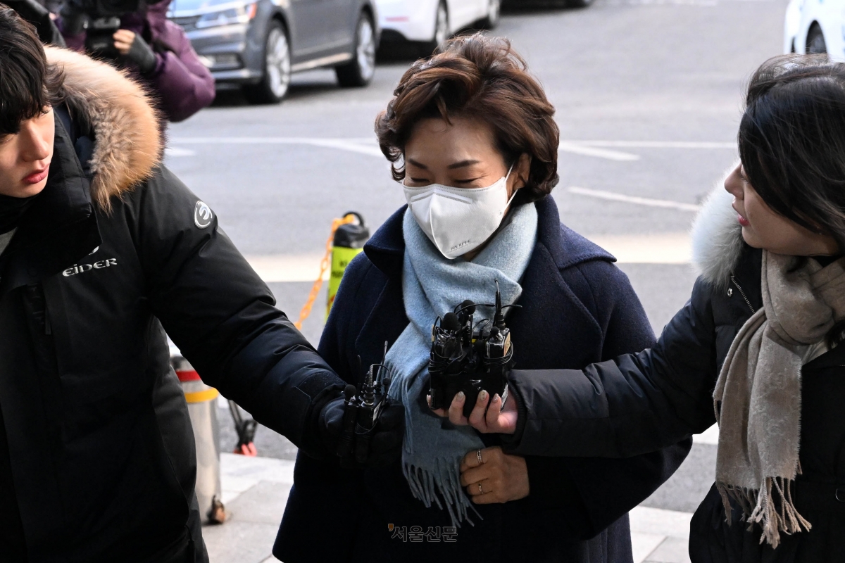법인카드 유용 의혹을 받는 무소속 김병기 의원의 배우자 이예다 씨가 22일 조사를 받기 위해 서울 마포구 서울경찰청 공공범죄수사대로 출석하고 있다. 2026.1.22 홍윤기 기자