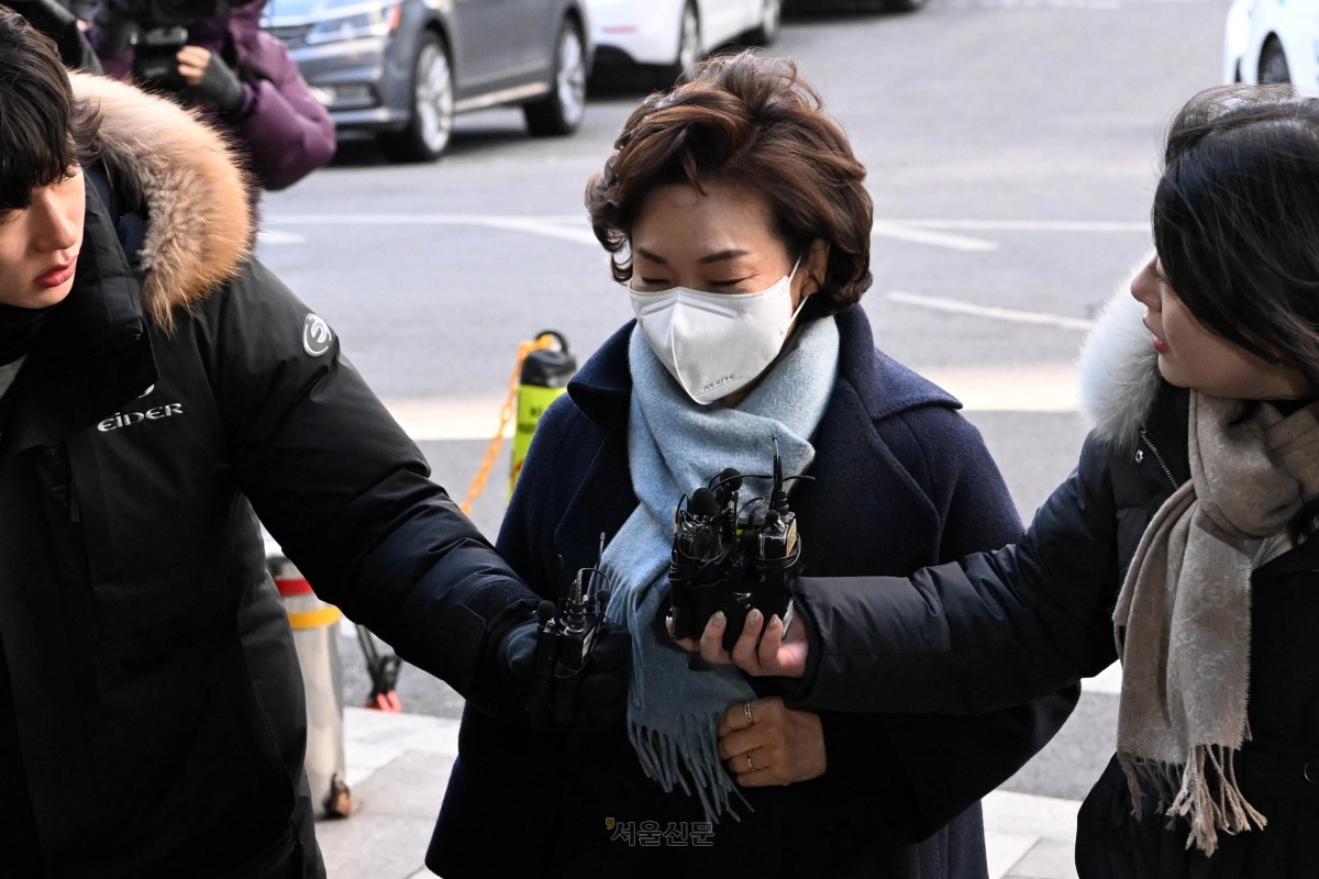 법인카드 유용 의혹을 받는 무소속 김병기 의원의 배우자 이예다 씨가 22일 조사를 받기 위해 서울 마포구 서울경찰청 공공범죄수사대로 출석하고 있다. 2026.1.22 홍윤기 기자