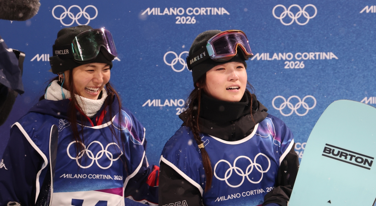 12일(현지시간) 이탈리아 리비뇨 스노파크에서 열린 2026 밀라노·코르티나담페초 동계 올림픽 스키 스노보드 여자 하프파이프 결선에서 90.25점을 획득해 금메달을 획득한 한국 최가온(오른쪽)이 점수를 확인한 뒤 눈물을 흘리고 있다. 왼쪽은 미국 클로이 김. 2026.2.13 연합뉴스
