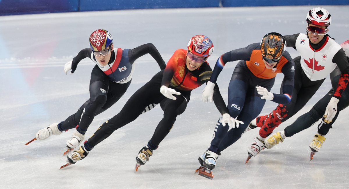 12일(현지시간) 이탈리아 밀라노 아이스스케이팅 아레나에서 열린 2026 밀라노·코르티나담페초 동계올림픽 쇼트트랙 남자 1000m 결승에 출전한 한국 임종언이 3위로 결승선을 통과하고 있다. 2026.2.13 연합뉴스