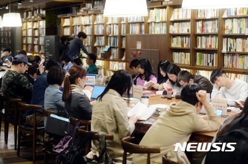 연휴에 서점에서 책을 읽는 사람들 자료 사진