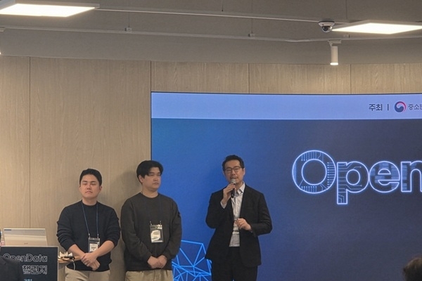 유승재 페르소나AI 대표(오른쪽 첫번째)가 OpenData X AI 챌린지 스타트업 간담회에서 서비스 시연발표를 하고 있다.