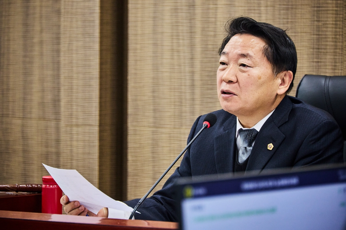 방성환 의원이 11일 열린 제388회 임시회 기후환경에너지국과 농업기술원 2026년도 업무보고에서 산림 정책 비전과 농업기술원 인력 운영에 대해 개선을 주문하며 질의하고 있다.(사진=경기도의회)