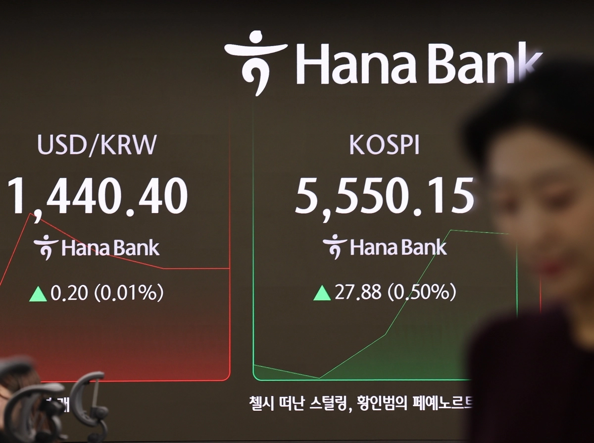 13일 서울 중구 하나은행 본점 딜링룸에서 직원들이 업무를 보고 있다. 이날 코스피는 전장보다 8.56포인트(0.16%) 내린 5513.71로 시작했으나, 전날 세운 종가 기준 역대 최고치 5522.27을 넘어서고 있다. 연합뉴스