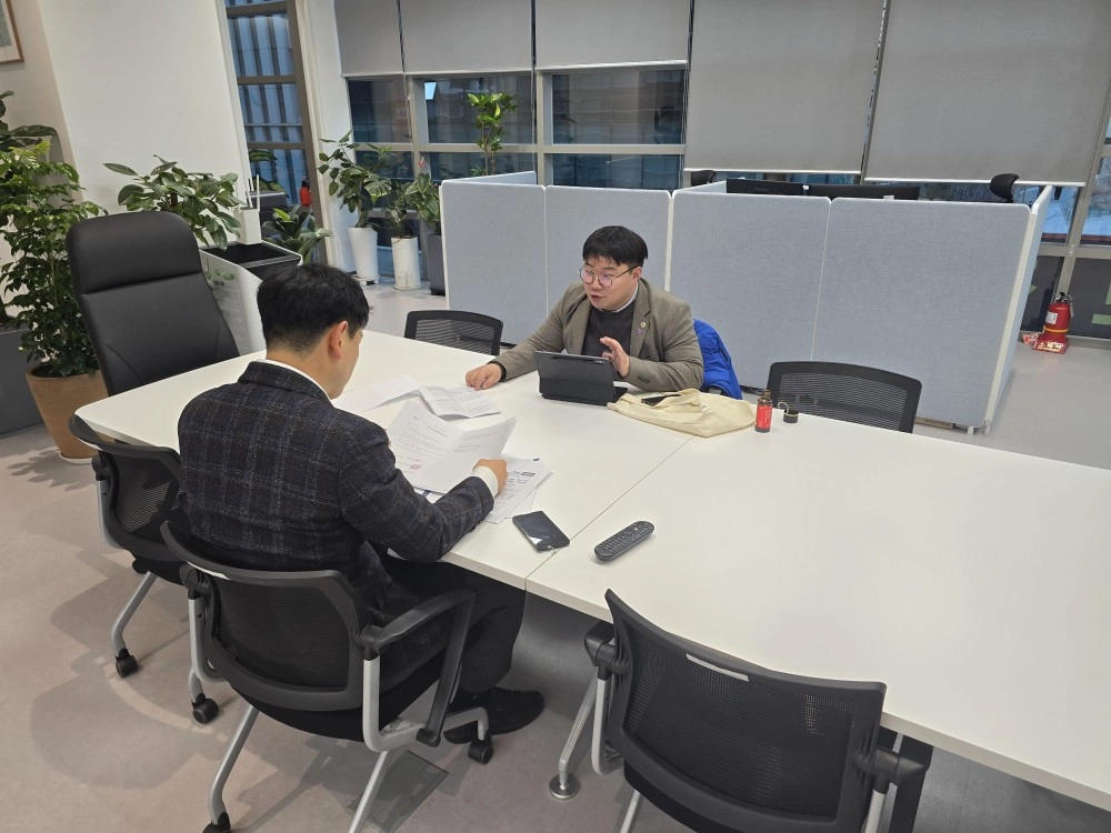12일 경기신용보증재단 노동조합을 방문한 유호준 의원이 김종우 위원장을 면담하고 기관의 원활한 이전을 위해 남양주시의 지원 조례 제정과 경기도의 별도 출연금 지원 필요성에 공감하며 해법 모색을 약속하고 있다.(사진=경기도의회)