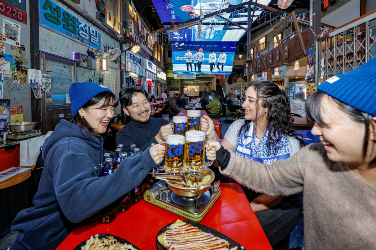2026 밀라노-코르티나 동계올림픽 공식 파트너 카스가 주요 업장과 협업해 지정한 ‘카스 올림픽 스테이션’에서 소비자들이 미니 컬링 이벤트를 즐기고 있다. 카스는 오는 21일까지 전국 주요 카스 판매 업장 20곳에서 다양한 동계 종목의 특징을 살린 체험형 행사를 이어갈 예정이다. (사진- 카스 제공)