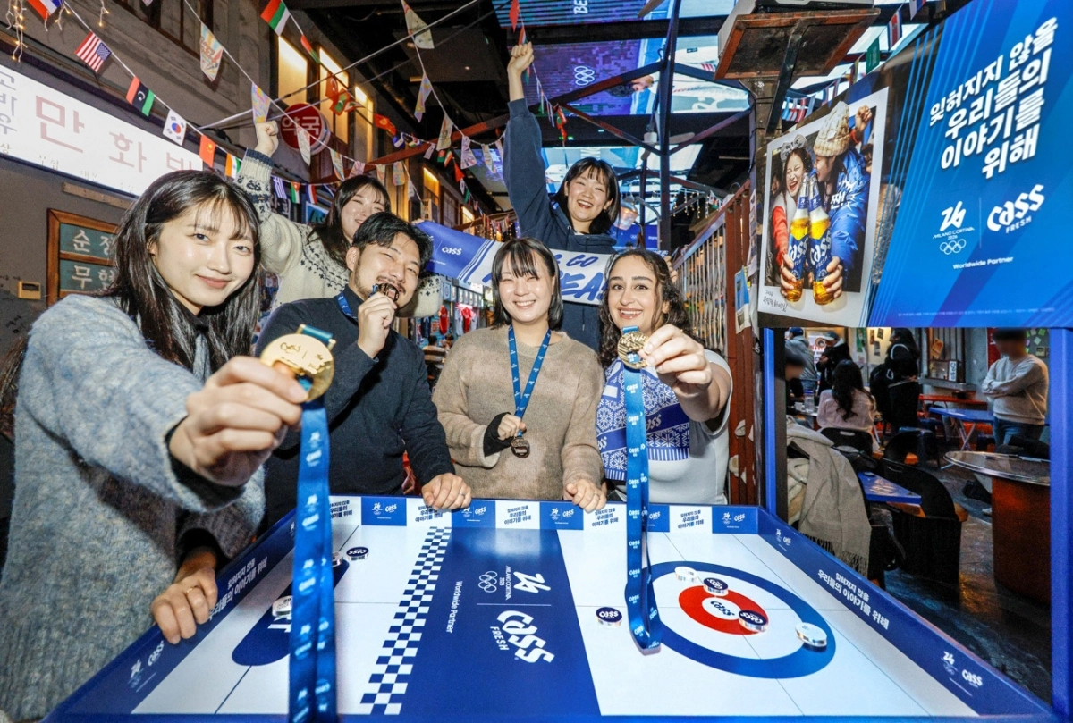 2026 밀라노-코르티나 동계올림픽 공식 파트너 카스가 주요 업장과 협업해 지정한 ‘카스 올림픽 스테이션’에서 소비자들이 미니 컬링 이벤트를 즐기고 있다. 카스는 오는 21일까지 전국 주요 카스 판매 업장 20곳에서 다양한 동계 종목의 특징을 살린 체험형 행사를 이어갈 예정이다. (사진- 카스 제공)