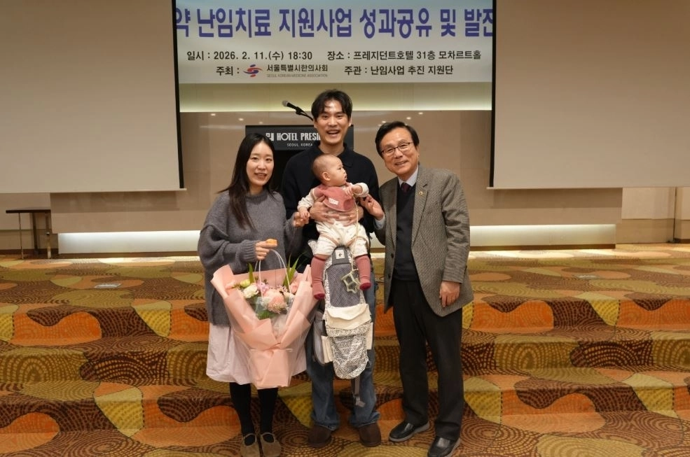 강석주 의원이 ‘한의약 난임치료 지원’을 받은 가족과 기념촬영을 하고 있다.