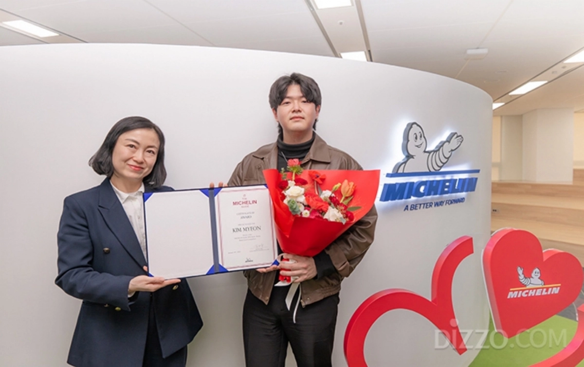 백석예술대학교 디자인학부 시각디자인전공 김면 학생(오른쪽)이 ‘미쉐린 가이드 10주년 북커버 디자인 공모전’에서 1위로 당선됐다. 백석예대 제공