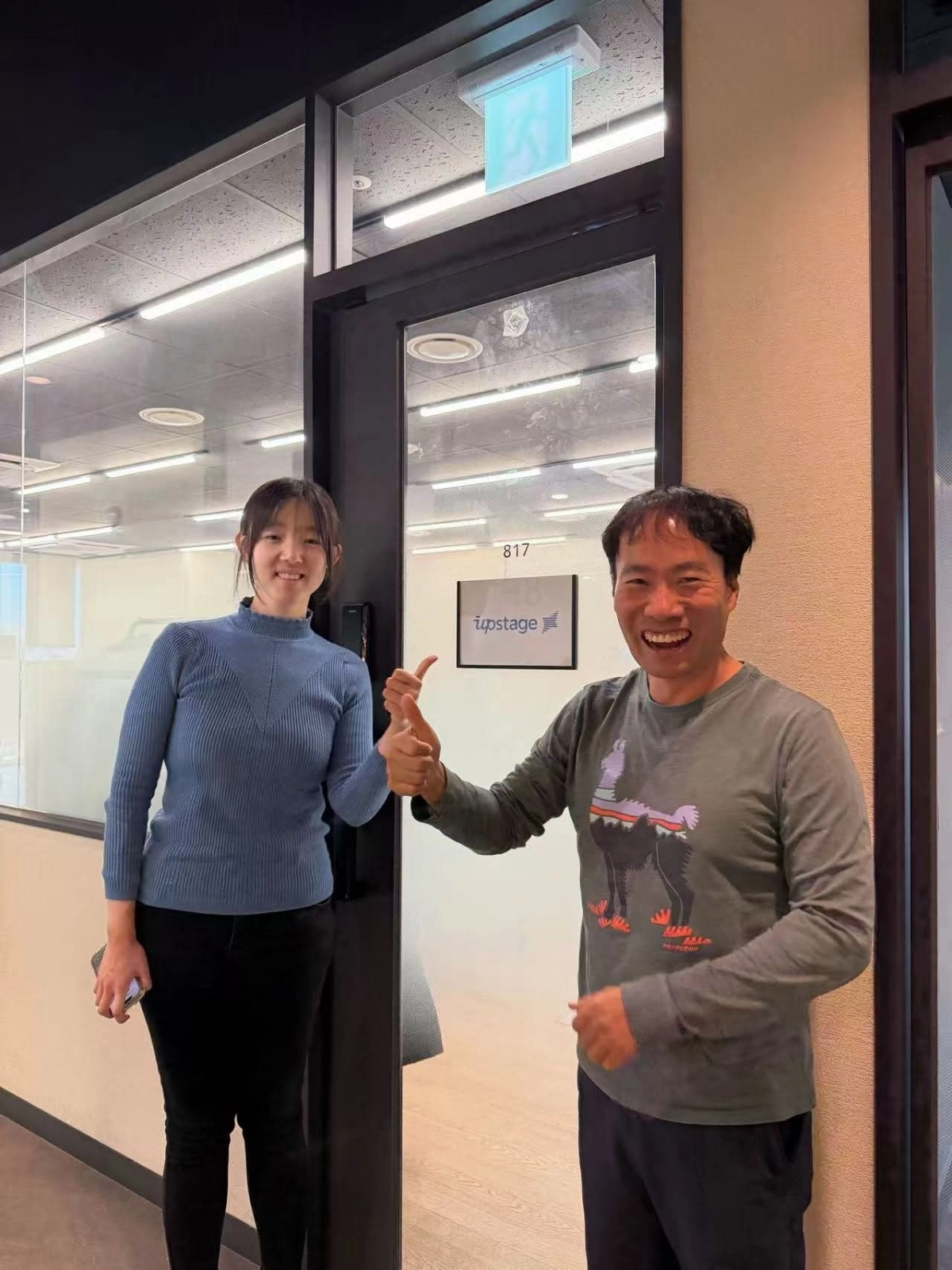 김성훈(오른쪽) 업스테이지 대표가 미니맥스 한국 및 일본지역 대표와 사진을 찍고있다. 김성훈 대표 페이스북 캡쳐