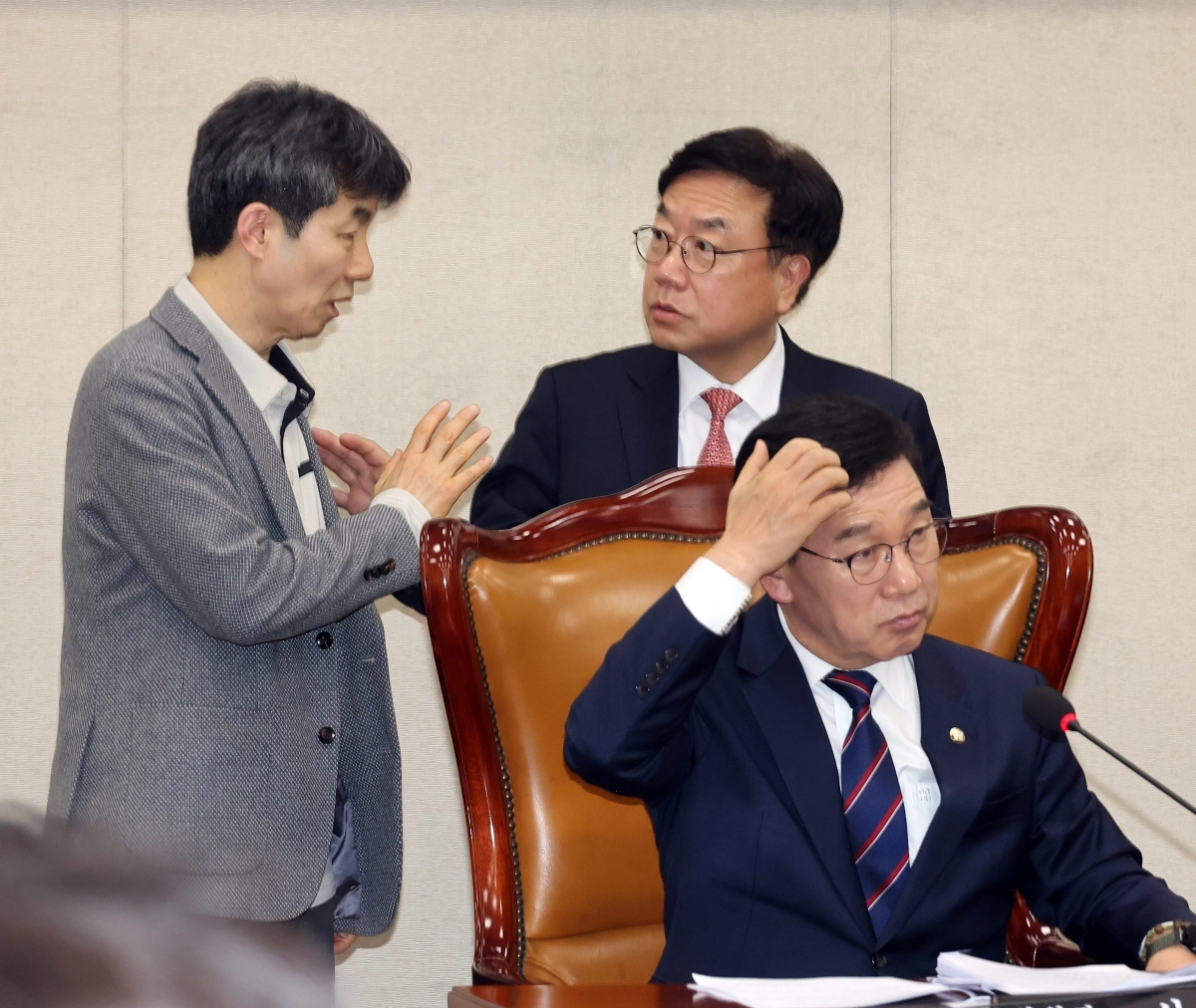 행정통합특별법 관련 얘기 나누는 여야 간사