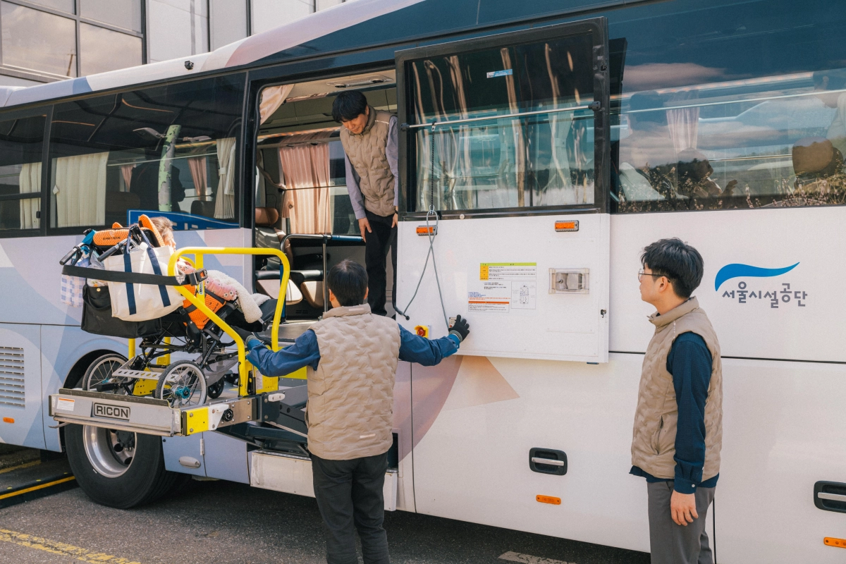 서울시설공단의 장애인 나들이 동행 버스 프로그램. 서울시 제공