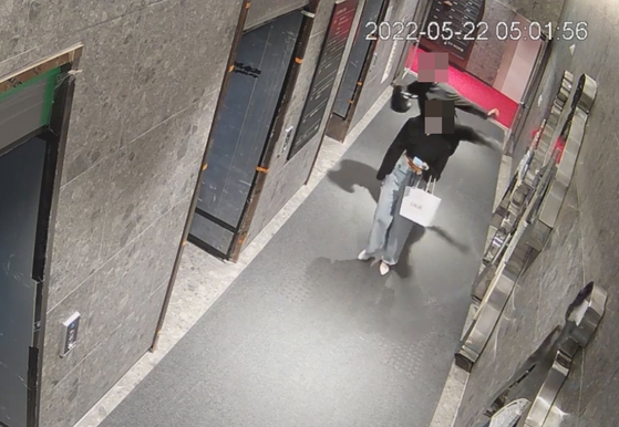 부산 돌려차기 사건 당시 피해자 김씨가 거주하던 오피스텔 현관 폐쇄회로(CC)TV에 찍힌 범행 장면. CCTV 화면 캡처