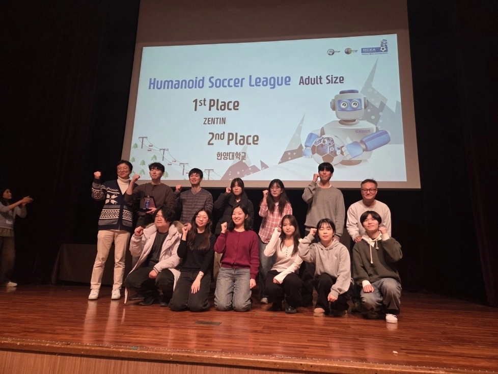 서울시립대 ‘제틴’ 구성원들이 ‘2026 로보컵 코리아 오픈’에서 수상한 뒤 기념촬영을 하고 있다. 서울시립대 제공