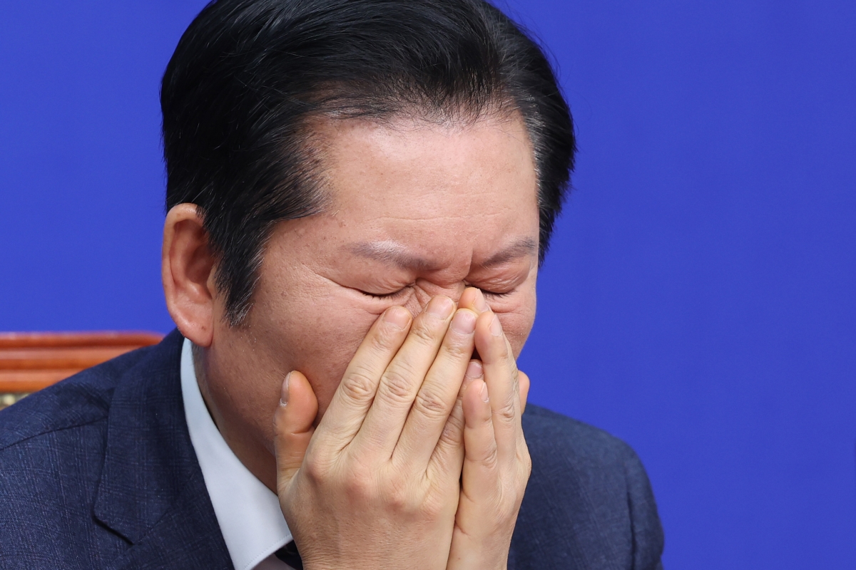 정청래 더불어민주당 대표가 13일 국회에서 열린 최고위원회의에서 생각에 잠겨 있다. 뉴스1