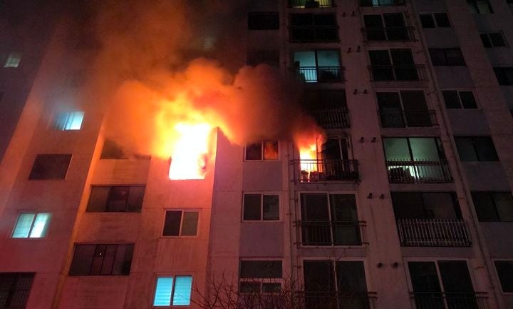 13일 오전 3시 43분쯤 부산 해운대구 한 아파트 5층에서 화재가 발생했다. 이 불로 화재 세대 거주자 70대 남매가 사망했다. 2026.2.13 부산소방재난본부 제공