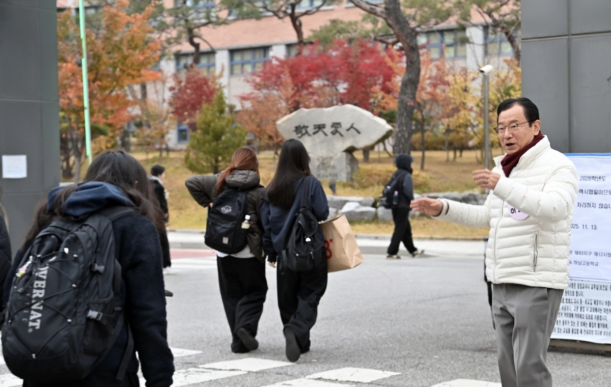 이현재 하남시장이 지난 2025년 11월 13일 2026학년도 대학수학능력시험이 치러진 하남고를 방문해 수험생들을 격려하고 있다. (하남시 제공)