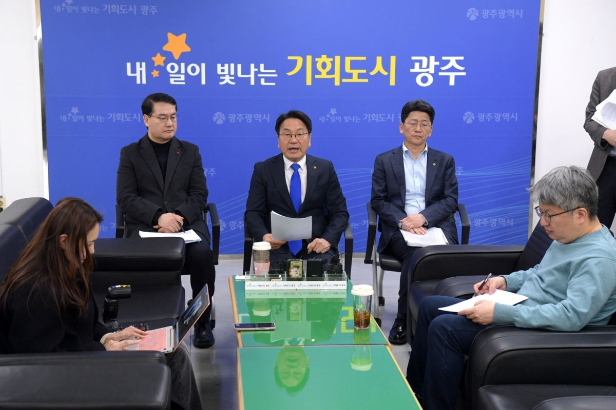 강기정 광주시장이 13일 시청 기자실에서 열린 ‘특별법 국회 상임위 통과 관련 기자차담회’에 참석, 통합특별법 통과에 ‘환영’ 입장을 밝히고 있다. 광주광역시 제공