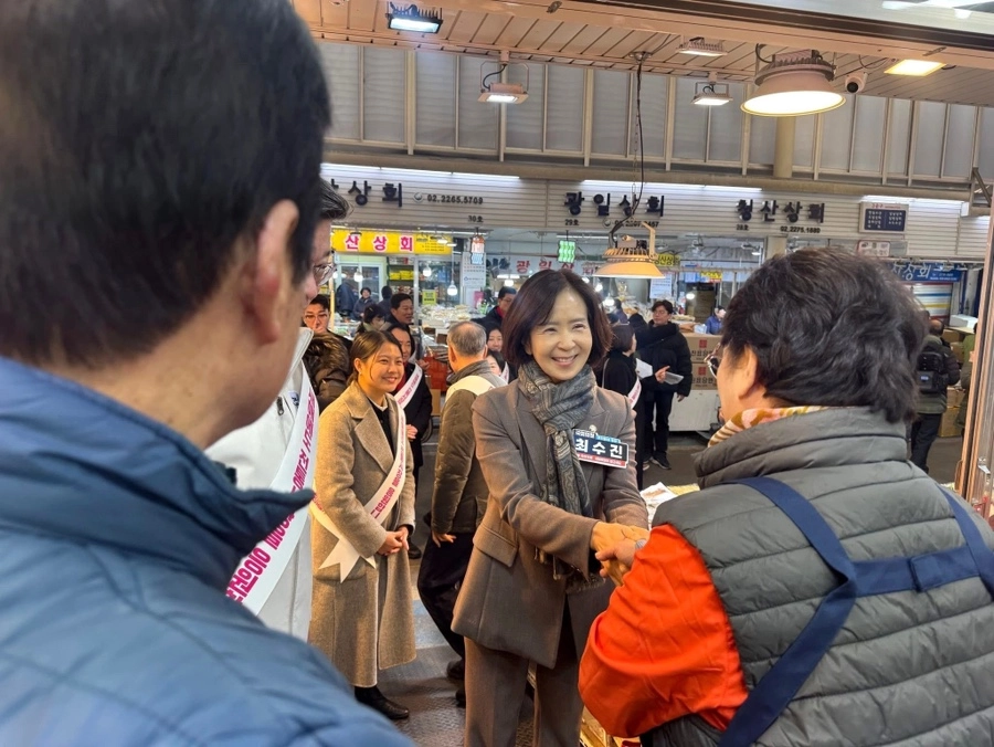 최수진 국민의힘 의원이 지난 12일 중·성동을 지역 전통시장을 방문해 상인들과 인사하고 있다. 의원실 제공