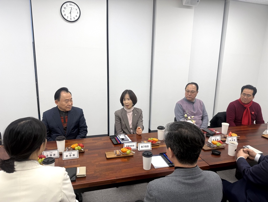 최수진 국민의힘 의원이 지난 3일  중·성동을 시·구의원들과 차담회를 진행하며 지역 현안 등을 논의하고 있다. 의원실 제공