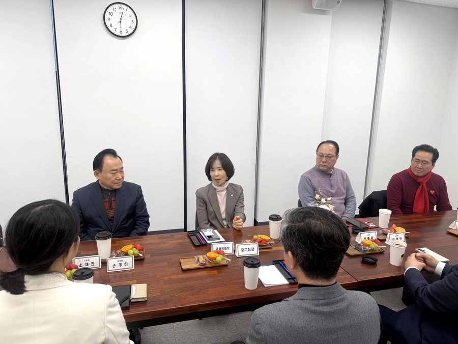 최수진 국민의힘 의원이 지난 3일  중·성동을 시·구의원들과 차담회를 진행하며 지역 현안 등을 논의하고 있다. 의원실 제공