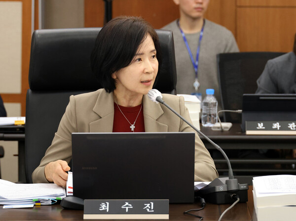 국민의힘 최수진 의원이 2024년 10월 17일 대전 한국과학기술원(KAIST)에서 열린 국회 과학기술정보방송통신위원회의 국정감사에서 질의하고 있다. 연합뉴스