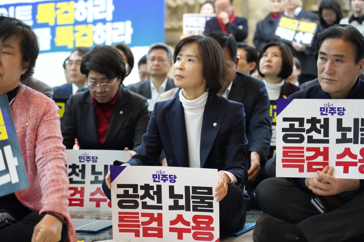 최수진 국민의힘 의원이 지난달 19일 국회 로텐더홀에서 더불어민주당에 통일교·공천헌금 ‘쌍특검’ 수용을 요구하며 구호를 외치고 있다. 의원실 제공