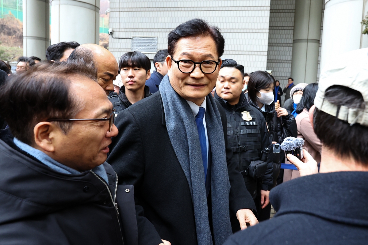 송영길 소나무당 대표가 13일 서울 서초구 서울고등법원에서 열린 ‘더불어민주당 전당대회 돈봉투’ 의혹 사건 항소심 선고기일에 출석하고 있다.  뉴시스