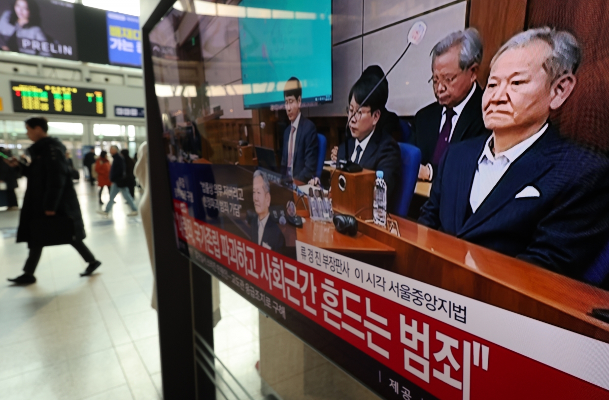 법원이 지난 12일 12·3 비상계엄 당시 언론사 단전·단수 지시를 전달하는 등 내란에 가담한 혐의로 기소된 이상민 전 행정안전부 장관에게 징역 7년을 선고했다. 이날 서울역 대합실에서 1심 선고 공판이 방송으로 생중계 되고 있다.  연합뉴스