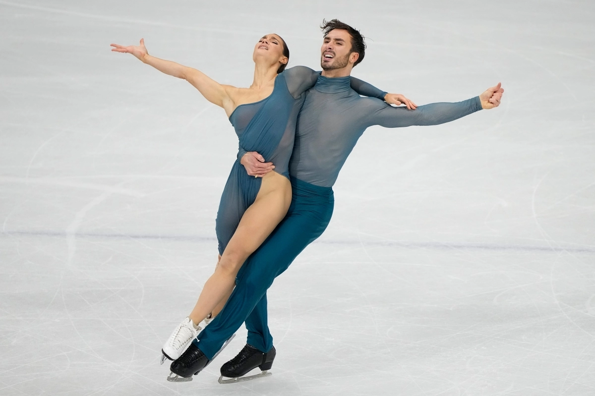 지난 11일(현지시간) 이탈리아 밀라노 아이스스케이팅 아레나에서 열린 2026 밀라노·코르티나담페초 동계올림픽 아이스댄스 프리댄스 결승전에서 프랑스의 로랑스 푸르니에 보드리-기욤 시즈롱 조가 열연을 펼치고 있다. 2026.2.11 AP 연합뉴스