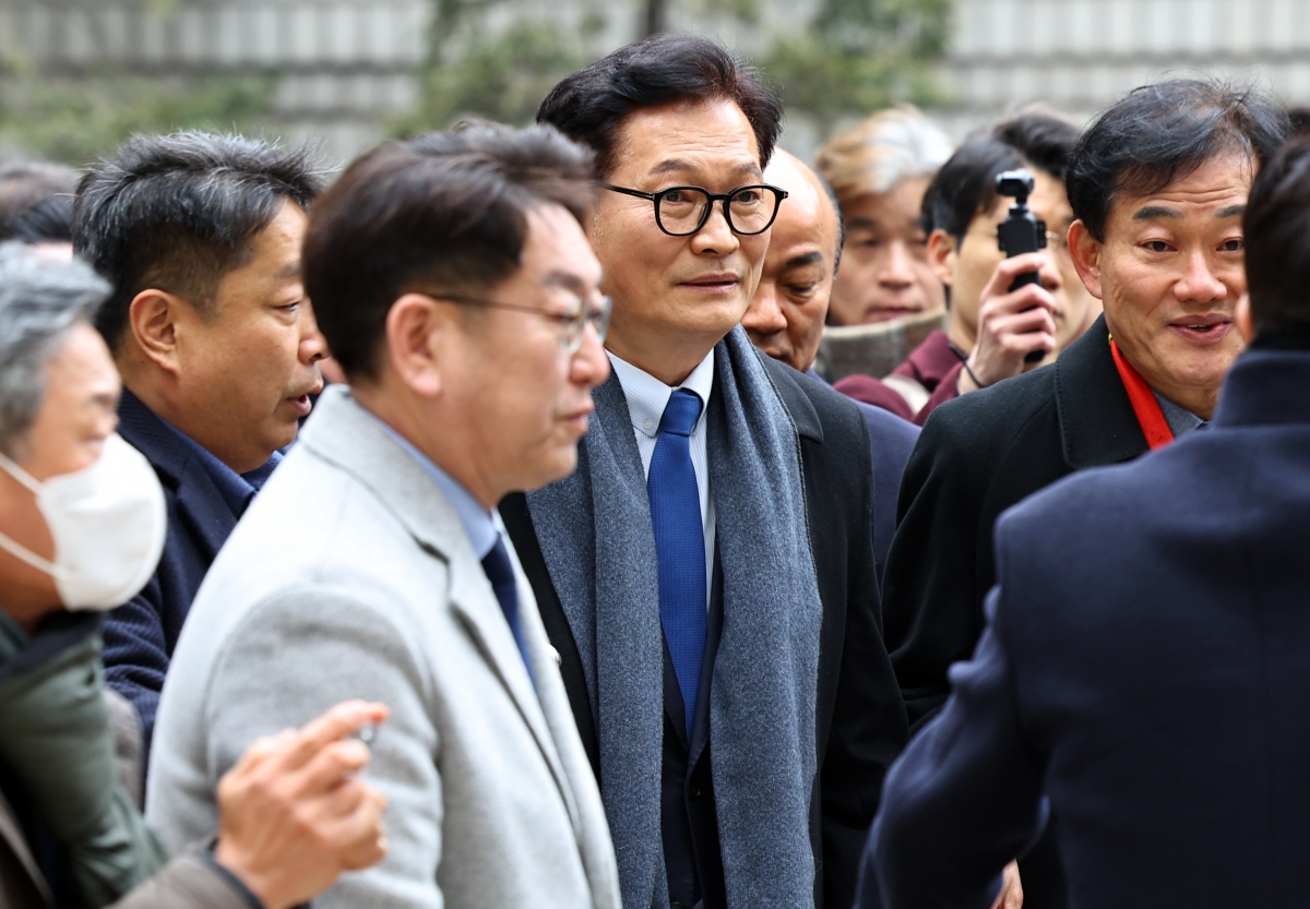 송영길 소나무당 대표가 13일 서울 서초구 서울고등법원에서 열린 ‘더불어민주당 전당대회 돈봉투’ 의혹 관련 항소심 선고기일에 출석하고 있다.  뉴시스