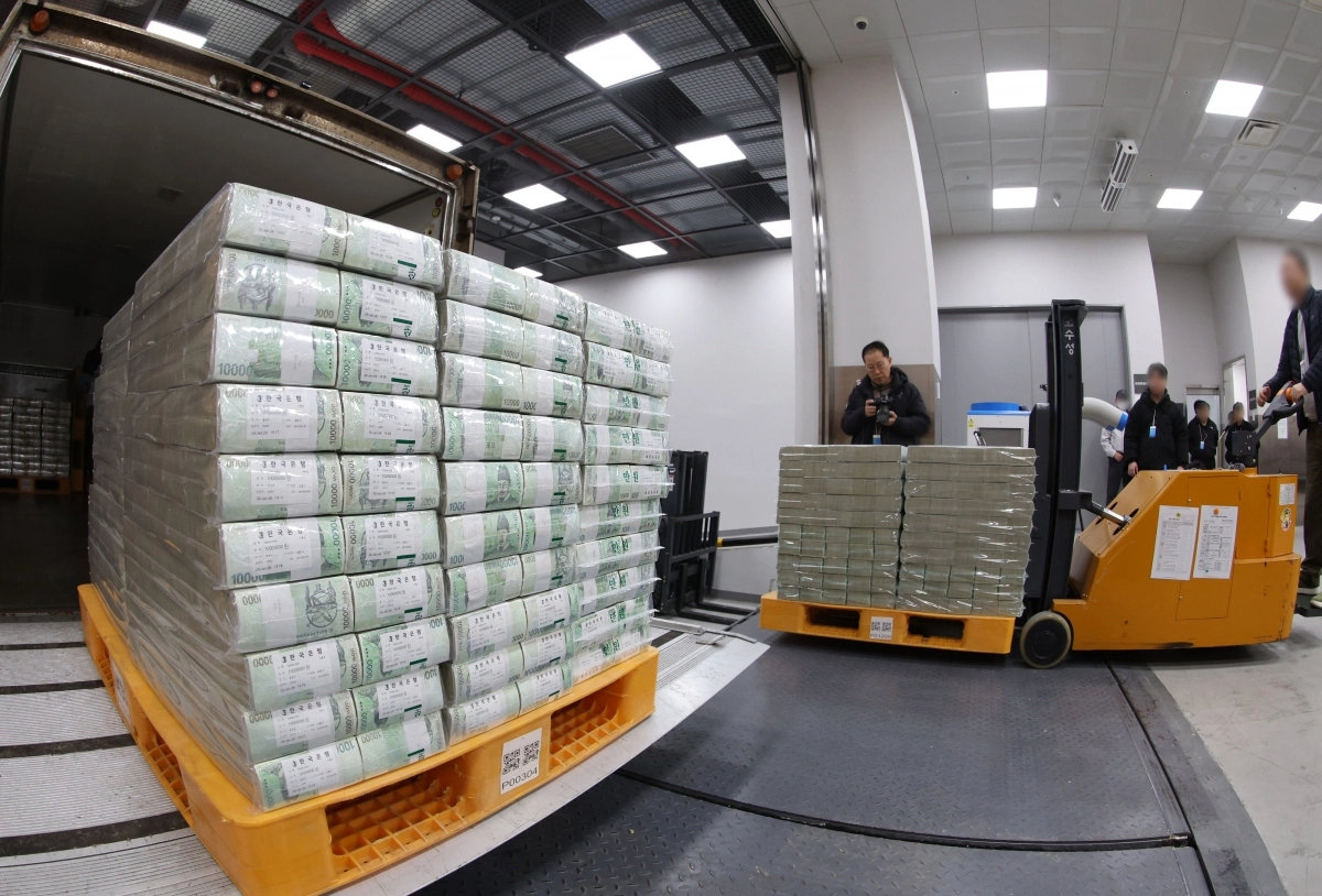설을 앞둔 11일 서울 중구 한국은행 본점에서 직원들이 시중은행으로 공급될 설 자금 방출 작업을 하고 있다. 연합뉴스