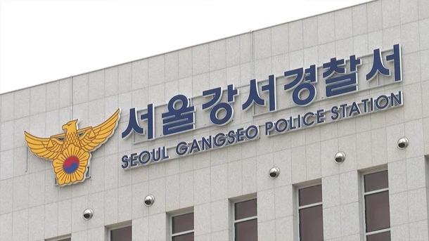 서울 강서경찰서는 13일 오전 강서구의회 의장 박모씨와 운영위원장 전모씨를 ‘채용 비리 의혹’의 피의자 신분으로 조사중이라 밝혔다. 연합뉴스