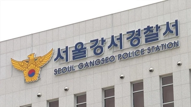 서울 강서경찰서는 13일 오전 강서구의회 의장 박모씨와 운영위원장 전모씨를 ‘채용 비리 의혹’의 피의자 신분으로 조사중이라 밝혔다. 연합뉴스