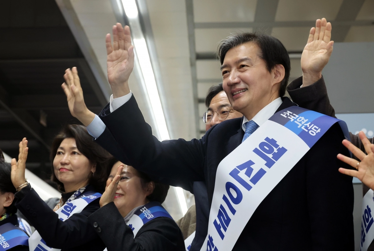 조국 조국혁신당 대표가 13일 오전 서울 용산구 용산역에서 설 명절 귀성 열차를 향해 손을 흔들고 있다. 뉴시스