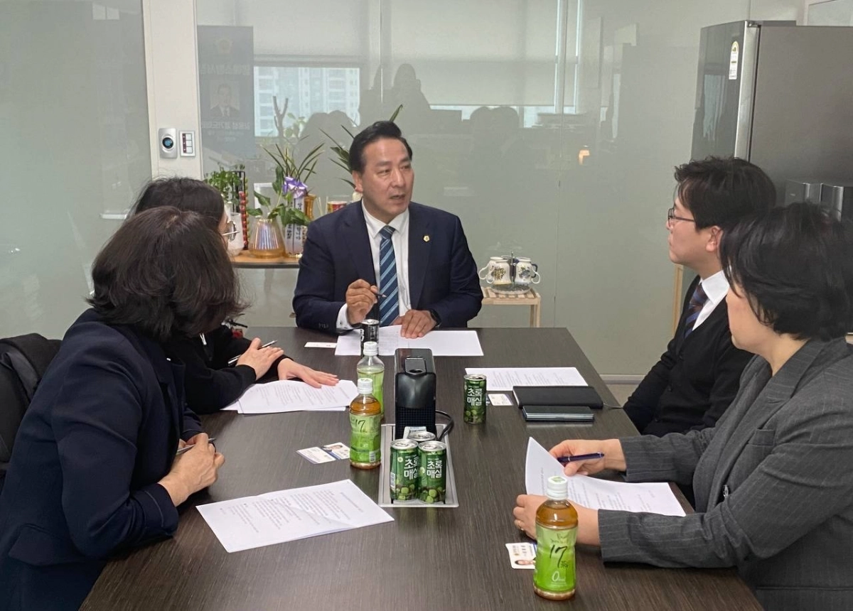 김용성 의원이 12일 한국산모신생아건강관리협회 관계자들과 정담회를 갖고 사업 지속 가능성 문제와 지원 기간 확대 등을 논의하고 있다.(사진=경기도의회)