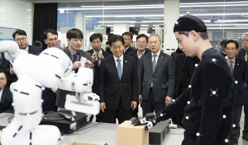 정동영 통일부 장관이 13일 전북대학교 피지컬AI 실증랩을 방문해 사업 성과를 점검하고 본사업 추진계획을 논의했다. 전북대 제공