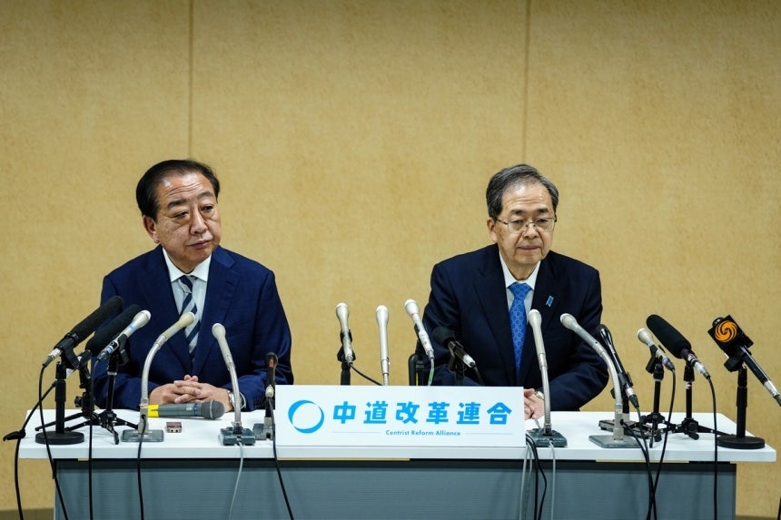 일본 중도개혁연합 노다 요시히코(왼쪽) 공동대표와 사이토 데쓰오 공동대표가 지난 9일 도쿄에서 기자회견을 열고 사임 의사를 밝히고 있다.  도쿄 신화 연합뉴스