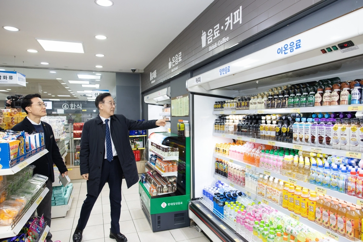 김윤덕(왼쪽 두번째) 국토교통부 장관이 휴게소 내 편의점 매대를 둘러보고 있다. 국토교통부 제공