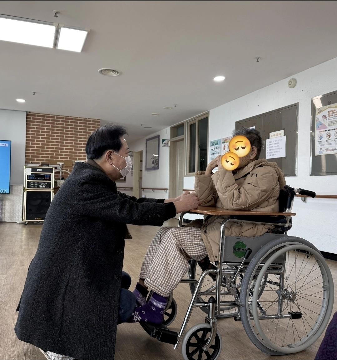 지난 12일 설 명절 맞아 사회복지시설을 방문한 남진복 의원. 경북도의회 제공