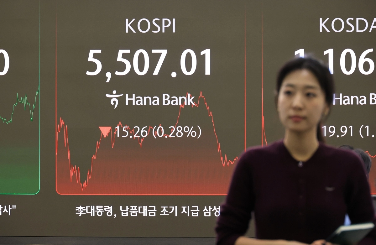 13일 서울 중구 하나은행 본점에서 직원들이 업무를 보고 있다. 이날 코스피는 전장보다 15.26포인트(0.28%) 내린 5507.01에 장을 마쳤다. 연합뉴스