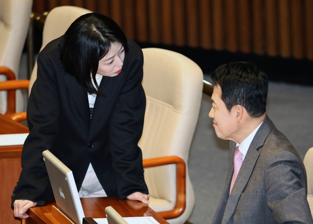 장동혁 대표에게 다가가 발언하는 배현진 의원