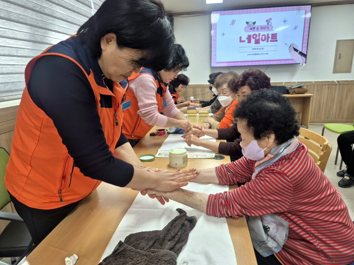 소비자교육중앙회 순천시지회가 순천조례종합사회복지관 경로식당에서 지역 어르신 130여명을 대상으로 ‘사랑의 떡국 나눔’ 봉사활동을 펼쳤다.