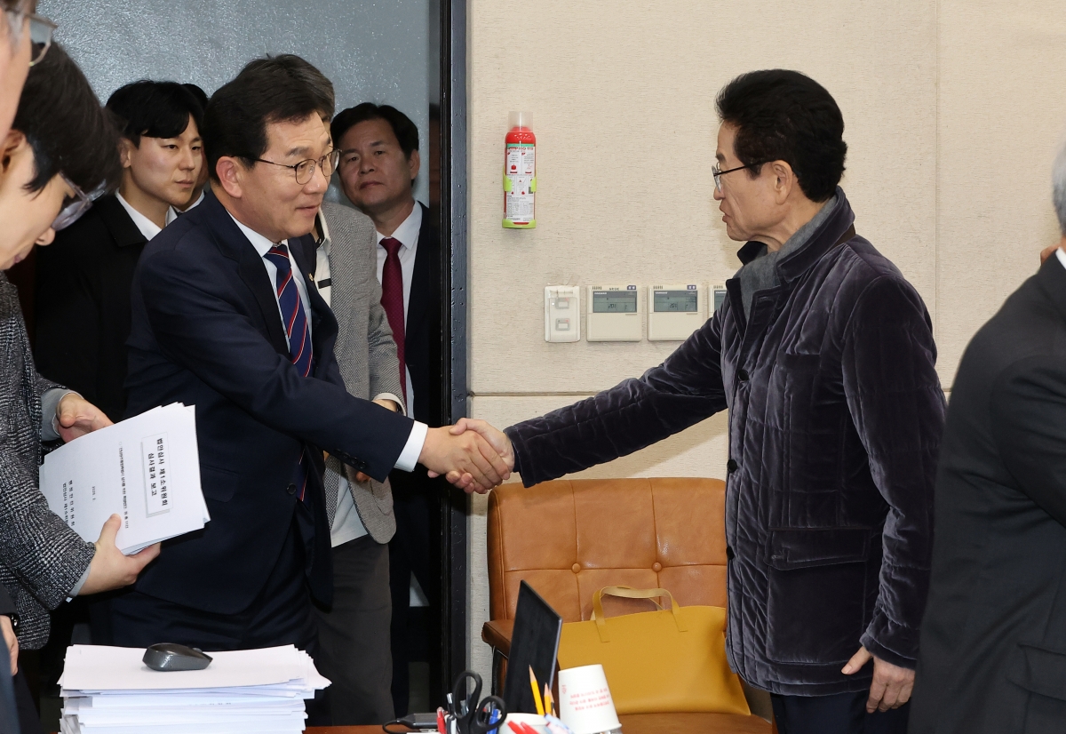 이철우 경북지사가 지난 12일 국회 행정안전위원회 전체 회의를 앞두고 신정훈 위원장을 만나고 있다. 연합뉴스